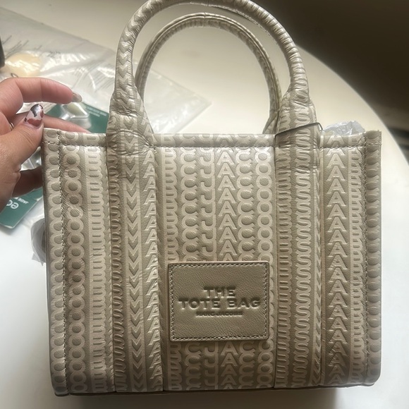 Marc Jacobs Cream Tote Bag with Elegant Structured Design